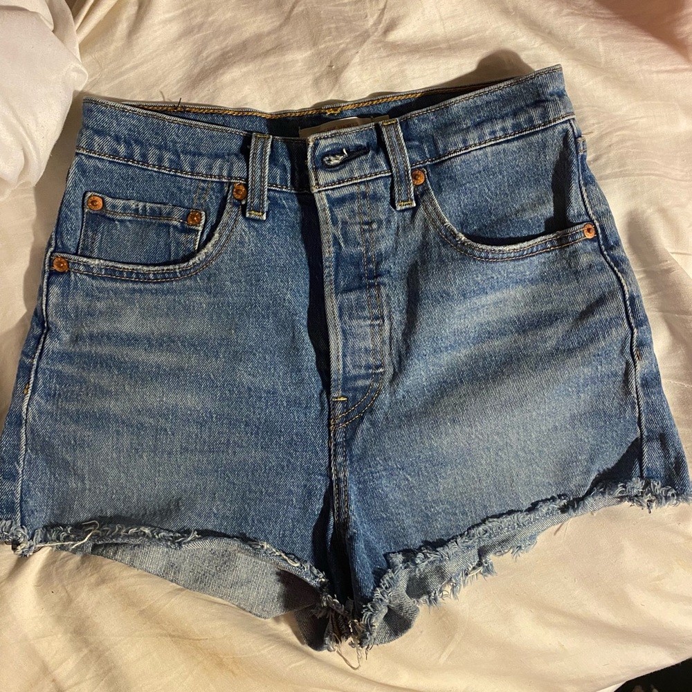 Levis ribcage shorts